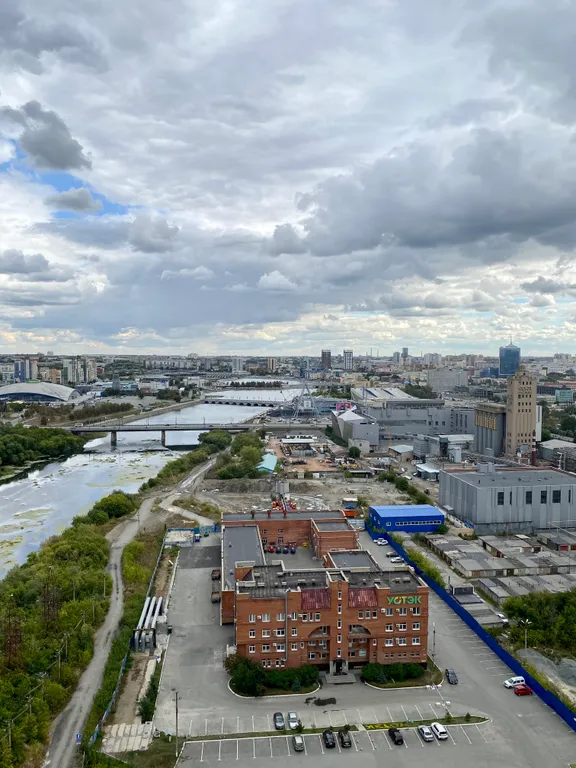 Большая студия в центре на 22 этаже с видом на реку и колесо обозрения