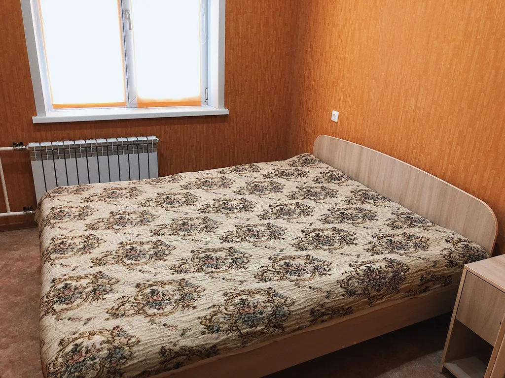 Уютная комната с двуспальной кроватью