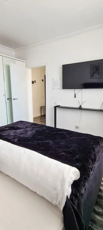 Квартира с большой кроватью, балконом и оплаченными кинотеатрами