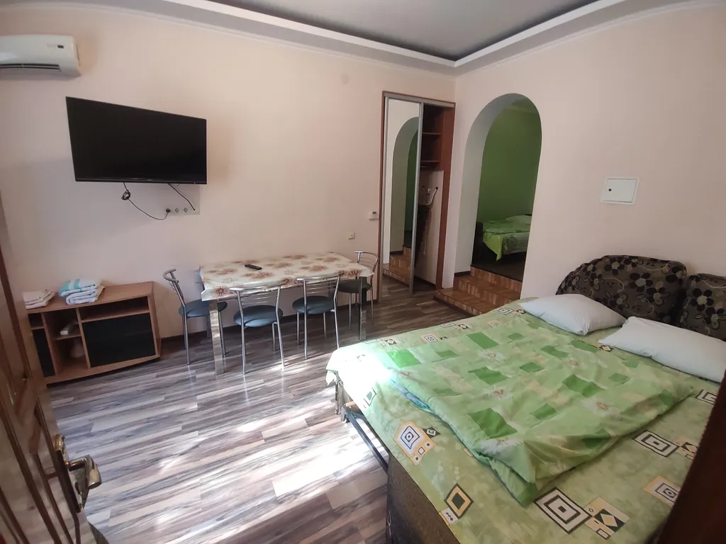 Коттедж Двухкомнатные апартаменты около набережной Горького — аренда посуточно в Евпатория