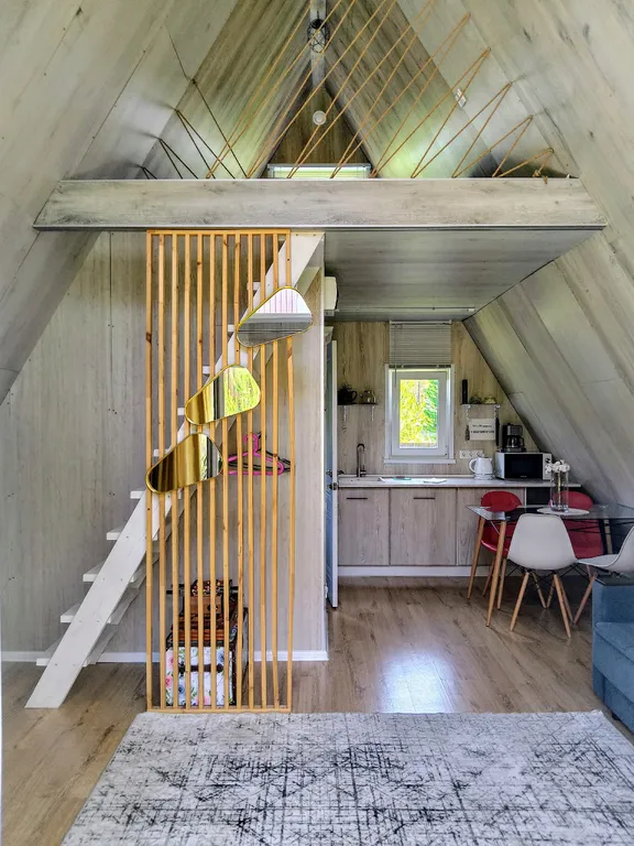 Дом у Катуни среди гор и многолетних сосен