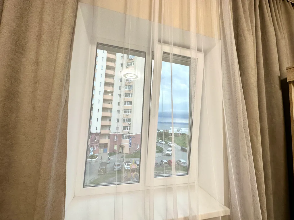 Студия после дизайнерского ремонта с видом на море