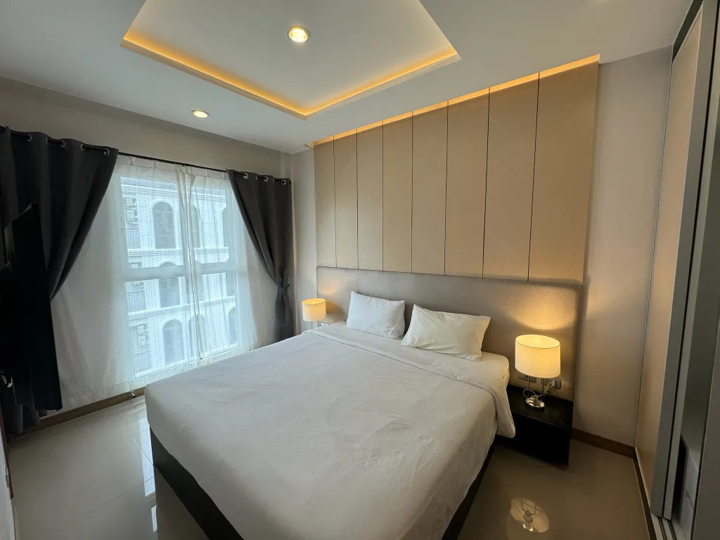 Уютная квартира у пляжа Карон с видовым бассейном на крыше