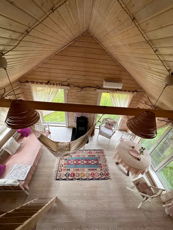 Коттедж Домик Рассвет с панорамными окнами в пол и гамаком — Тосно