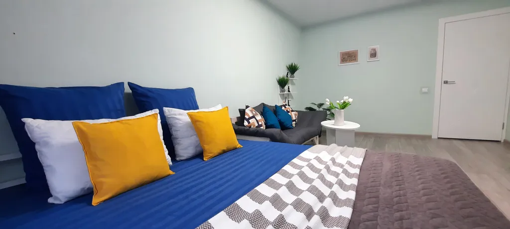 Чистая квартира с большой кроватью