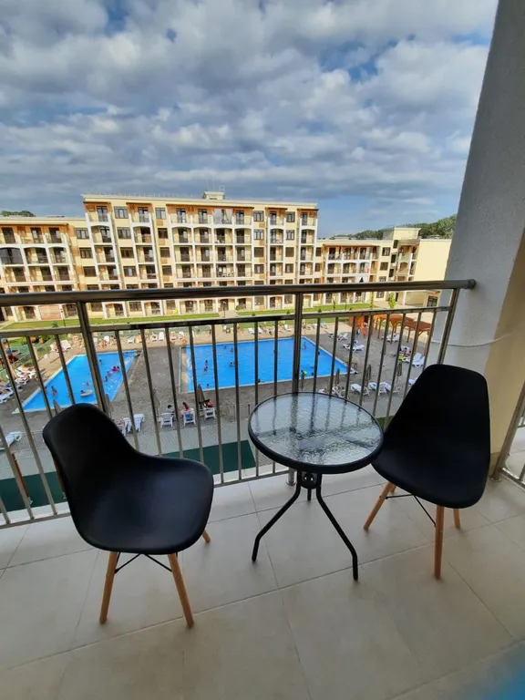 Новая студия-комфорт с бассейном и балконом в ЖК Кипарис Holiday house