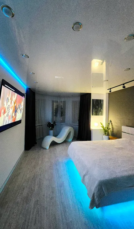 Уютная квартира с панорамными окнами и джакузи