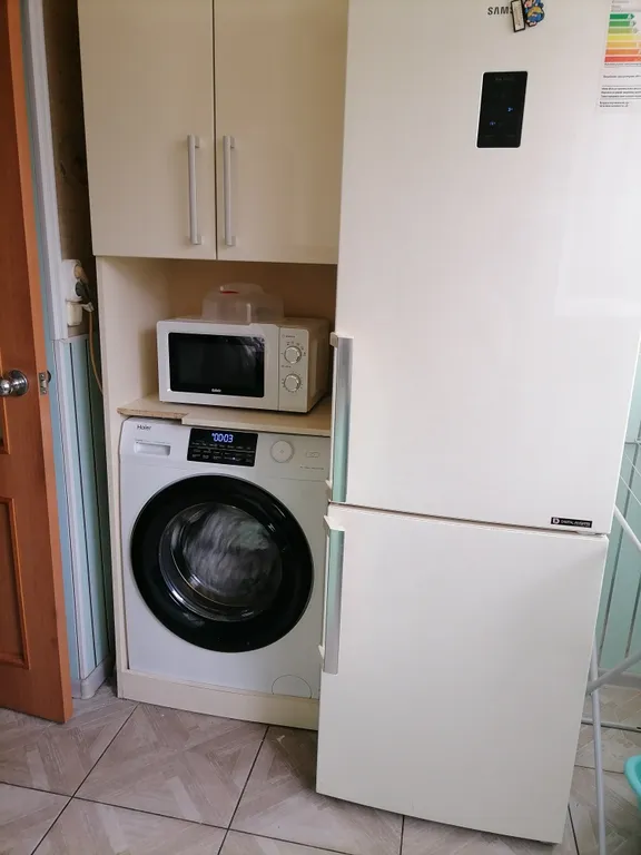 Комната у метро с большим телевизором