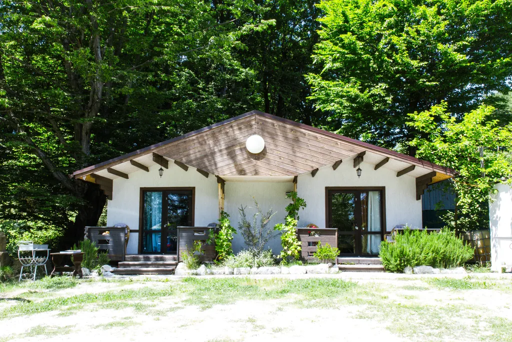 Дом в тени многолетнего дуба