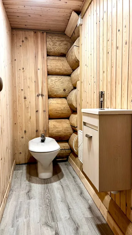 Уютный бревенчатый дом и баня, на одном участке