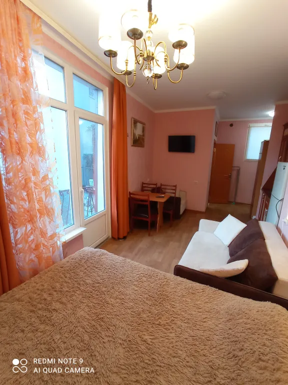 Комфортная квартира-студия с балкончиком в центре Алупки у дворца