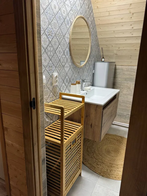 Новый современный дом в лесной зоне