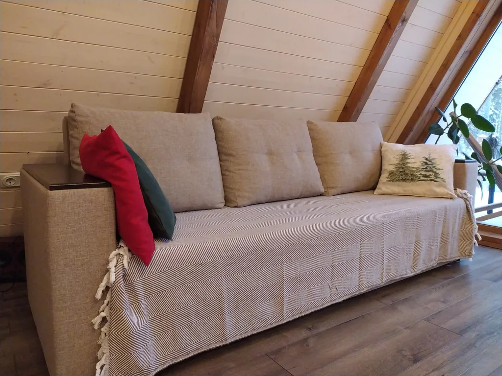 Лесной домик a-frame с террасой на холме, среди высоченных елей и берез