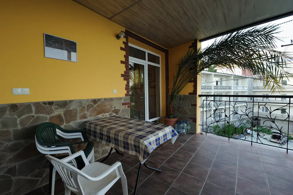 Дом с балконом, видом на море у пляжа и Воронцовского дворца