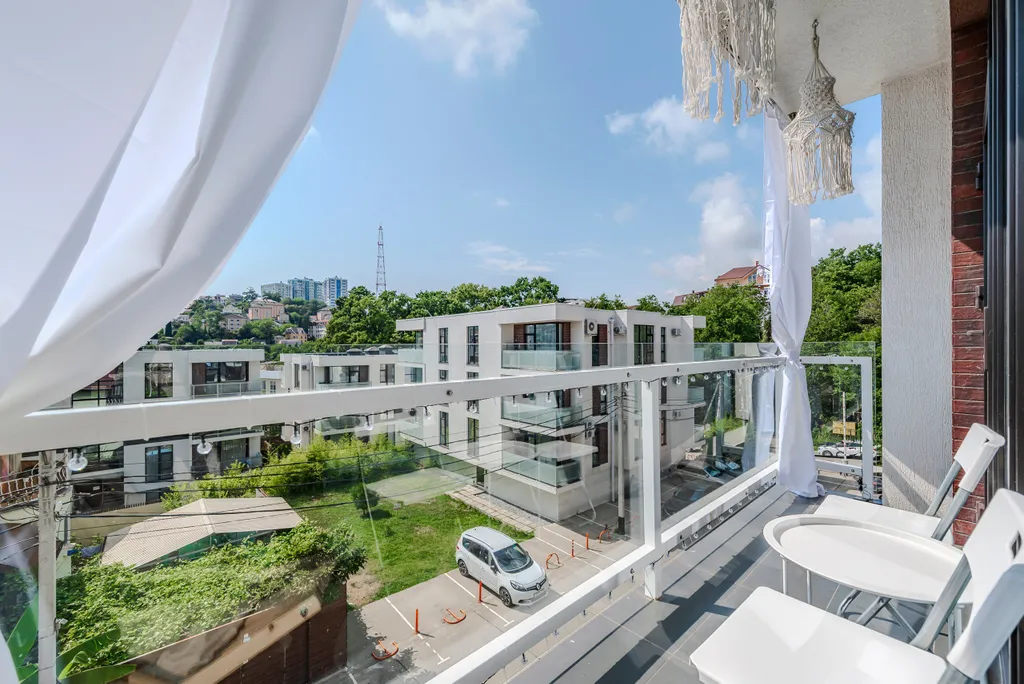 Студия с балконом и подогреваемым бассейном на территории ЖК в центре