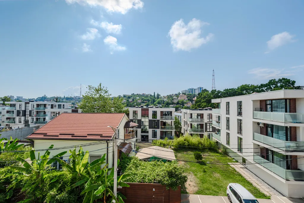 Студия с балконом и подогреваемым бассейном на территории ЖК в центре