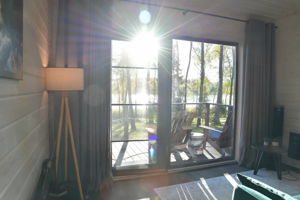 Дом на семью или компанию в лесу у большой воды