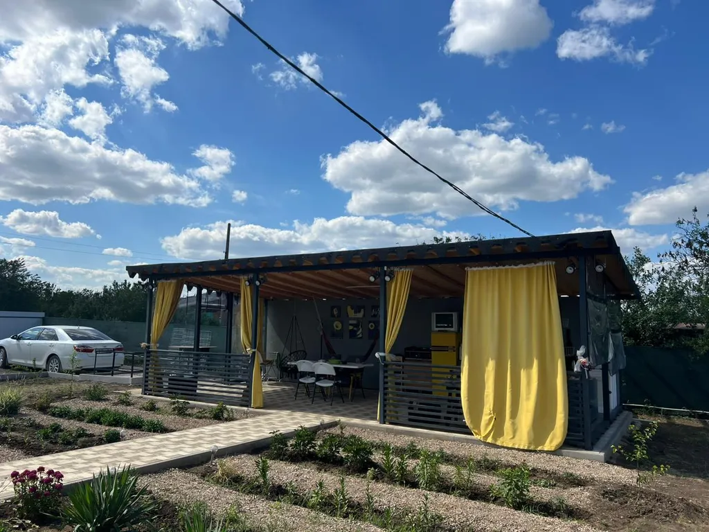 Дачный домик с большой террасой и бассейном