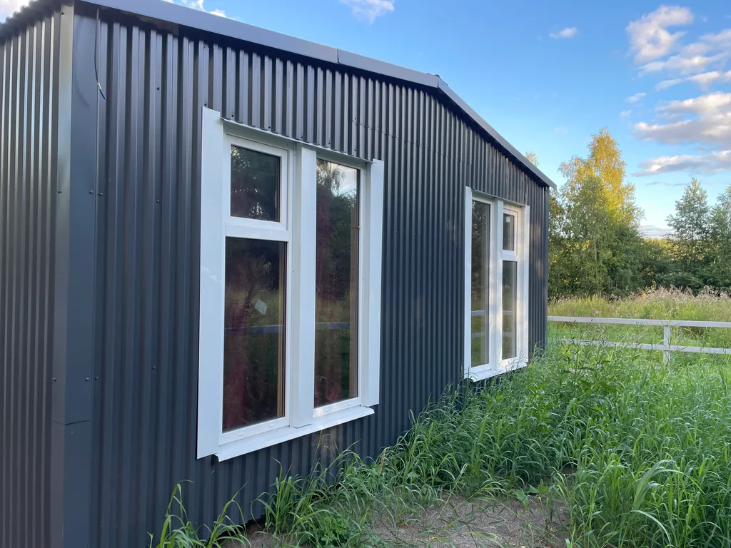 Уютный домик в тихом месте рядом с водой