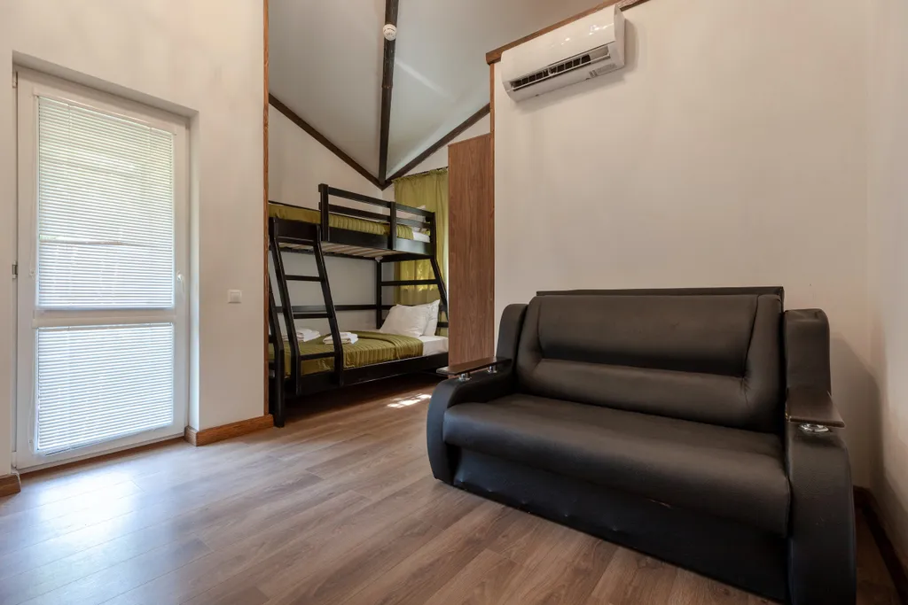 Загородный коттедж с баней и подогреваемым бассейном