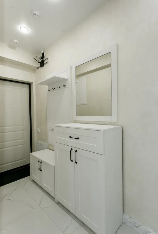 Светлые апартаменты с двумя спальнями и балконом с качелью