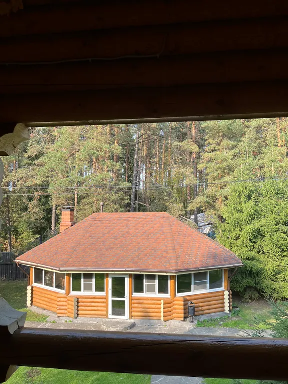 Большой коттедж в сосновом бору на берегу озера