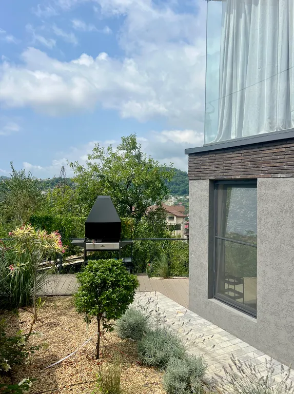 Новый стильный дом с видом на море