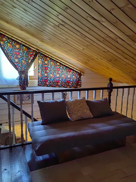 Красивый дом с камином на берегу живописной реки