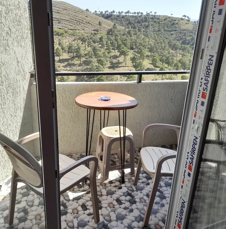 Уютная квартира у моря с видом с балкона на достопримечательности, ели и город