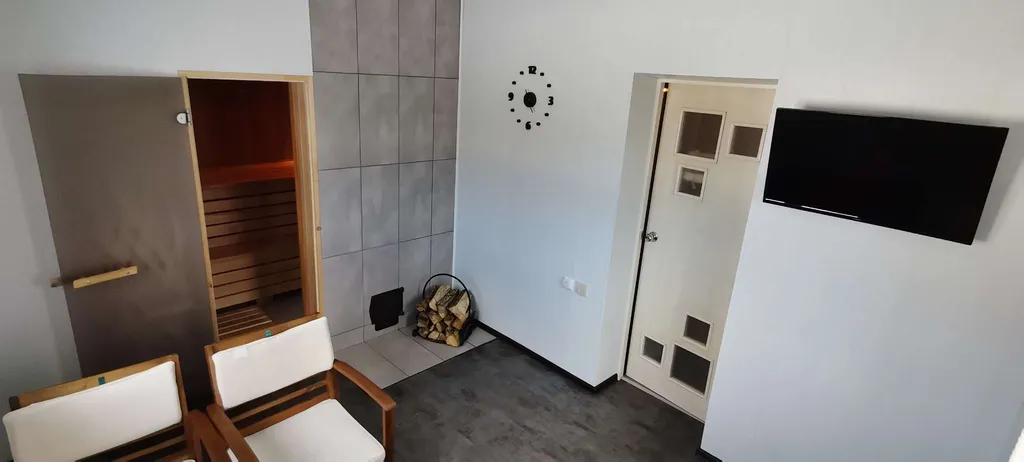 Дом с бассейном и баней