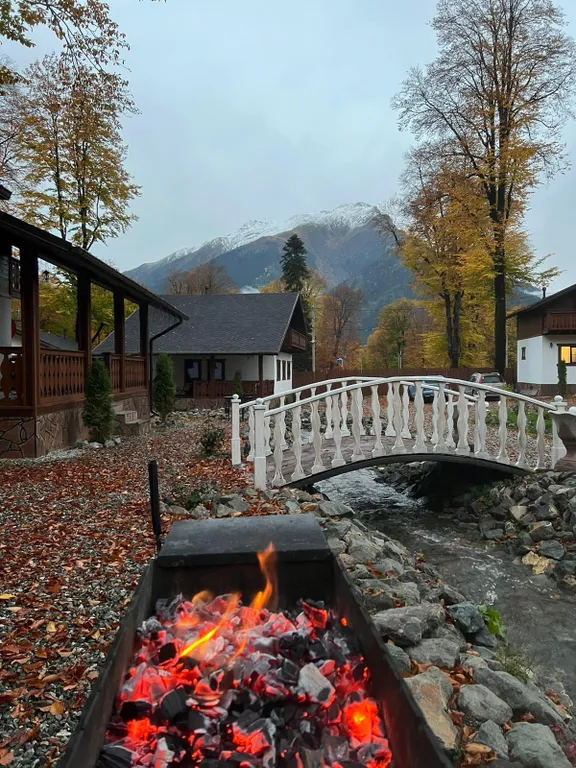 Шале с видом на горы и реку Moon House Arkhyz