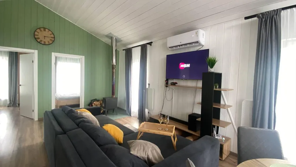 Новый стильный дом с камином