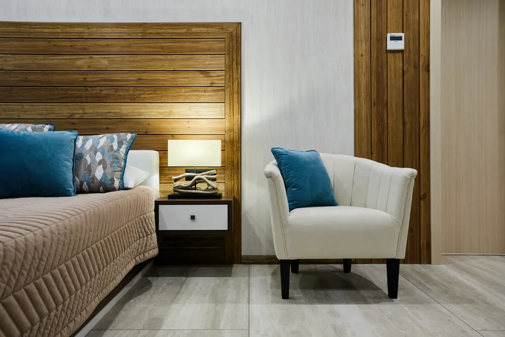 Полулюкс с кроватью размера king-size и видом на озеро