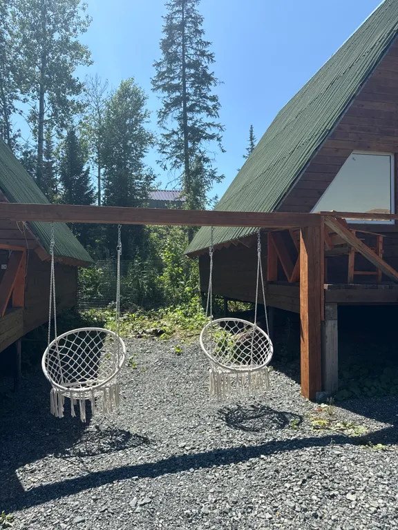 А-frame в окружении леса и гор