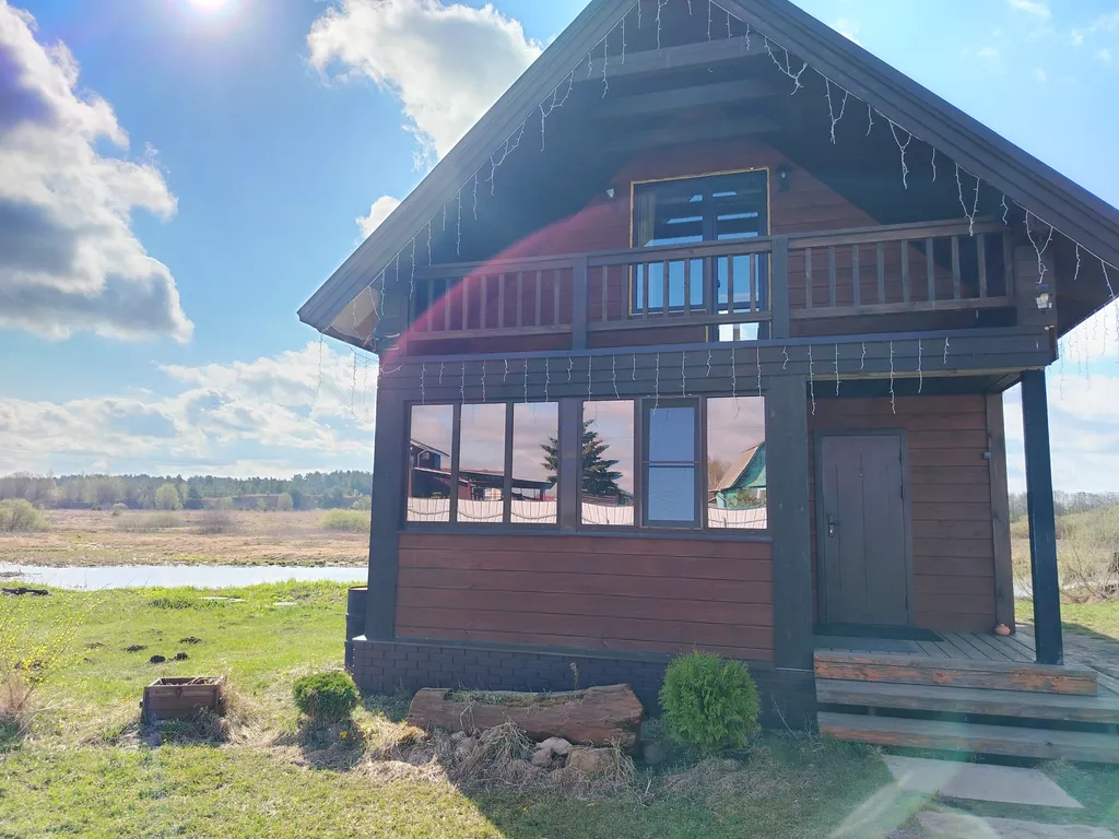 Дом на берегу с баней