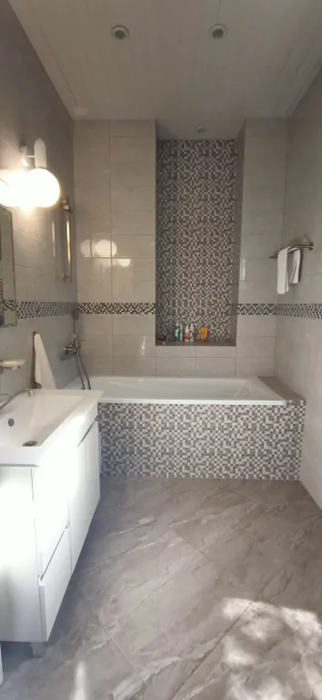 Коттедж с видом на море среди садов