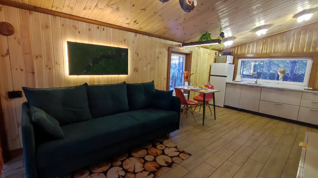 Глэмпинг в сосновом лесу