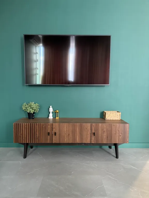 Уютный домик в стиле hi-tech на берегу реки