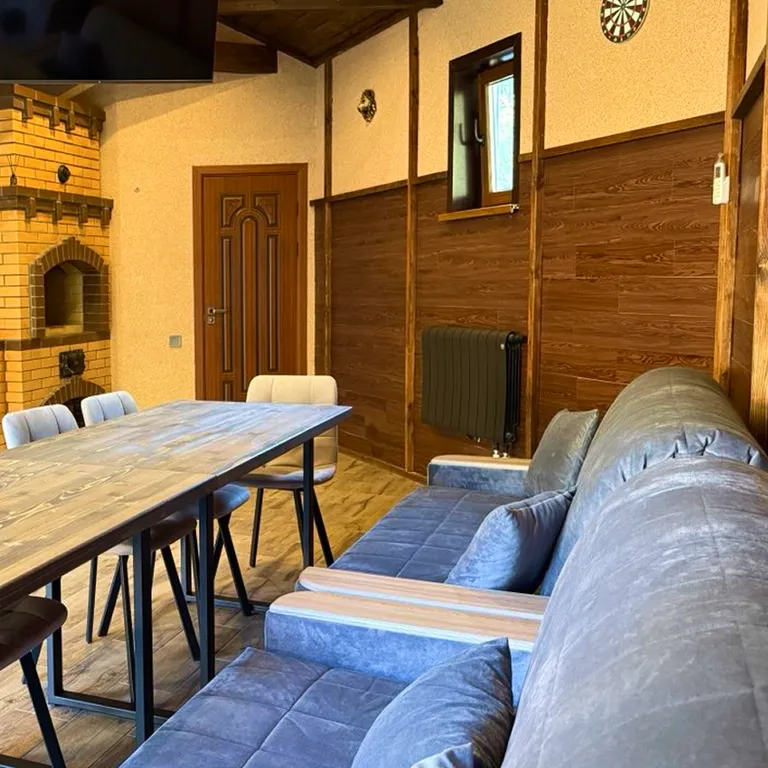 Оригинальная студия с камином в стиле лофт