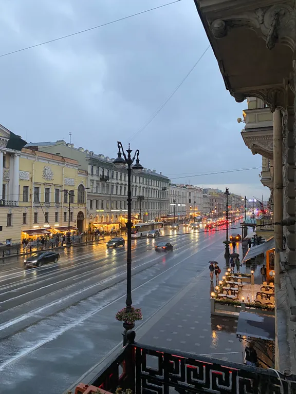 Квартира Квартира Двухкомнатный люкс с балконом и видом на Невский проспект — Санкт-Петербург