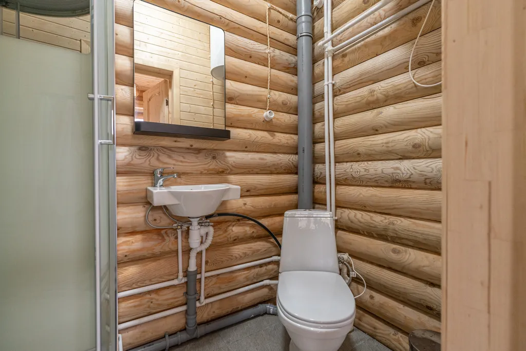 Сруб на озере