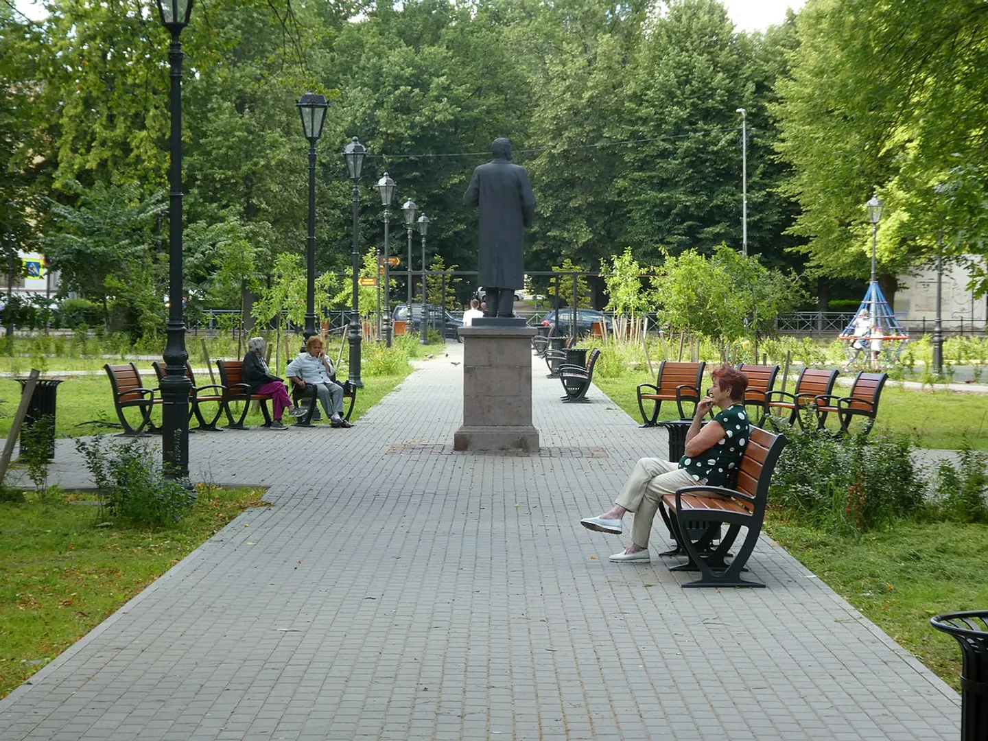 Парк рядом с комплексом МАГИРУС по улице Садовая. 