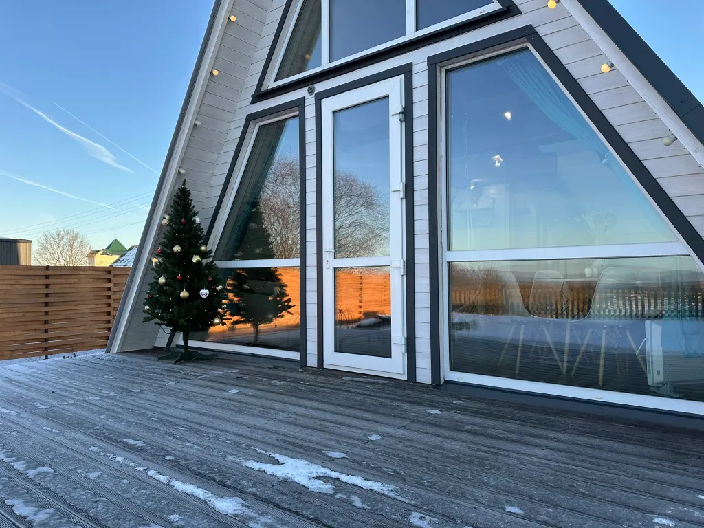 Дом в стиле A-frame на самом берегу реки