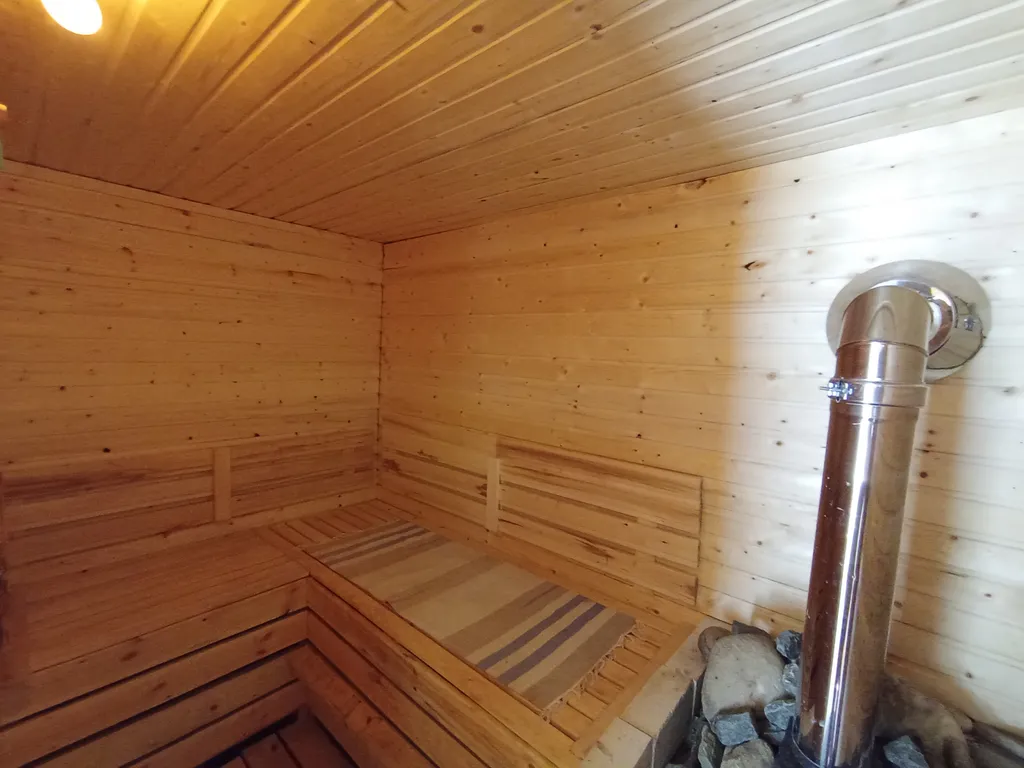 Дом с баней, бассейном и беседкой