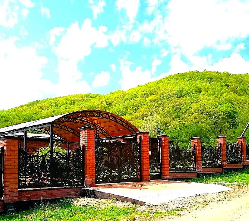 Дом у пруда в окружении гор