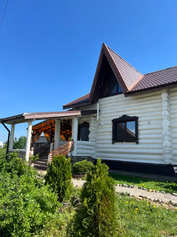 Красивый уютный бревенчатый дом с камином и видом на реку и церковь