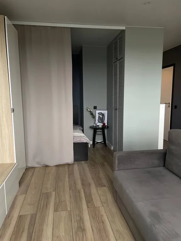 Стильная студия с красивым видом из окна