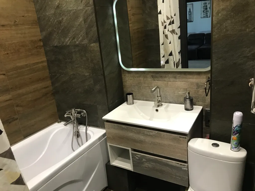 Апартаменты в ЖК Париж, центр. Парк Победы! Вода горячая есть.