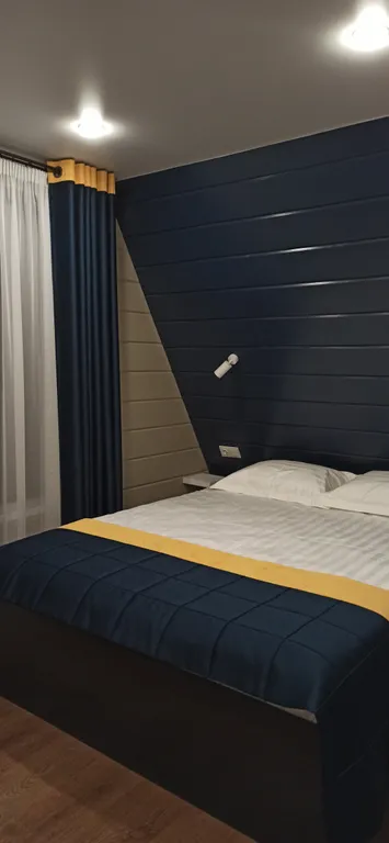 Уютный треугольный домик в лесу