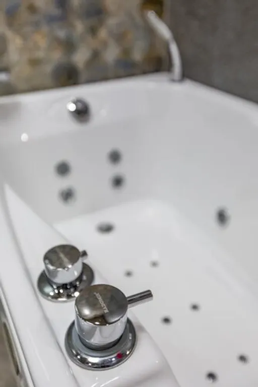 Квартира на набережной с панорамным видом, авторский интерьер, джакузи